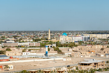 Obraz premium Ichan-Qala, Khiva, Uzbekistan 09.12.2025. Historic minaret stands tall in ancient city, showcasing desert architecture and local life.