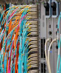 LWL Lichtwellen Netzwerkkabel an einem Switch angebunden