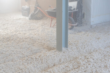 Texture naturelle de laine d'isolation brute pour la rénovation d'une maison et l'amélioration énergétique d'un sol, doux et fibreuse, évoquant authenticité, artisanat et matières textiles naturelles. © Thomas