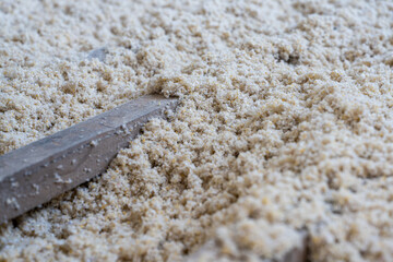 Texture naturelle de laine d'isolation brute pour la rénovation d'une maison et l'amélioration énergétique d'un sol, doux et fibreuse, évoquant authenticité, artisanat et matières textiles naturelles. © Thomas