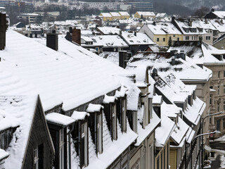 Schnee auf Hausdächern in Wuppertal, Deutschland