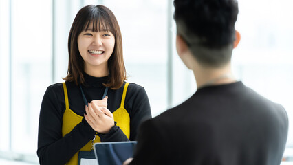 ミーティングをする男女2人のビジネスマン