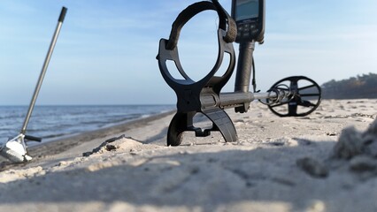 Wykrywacz metali na plaży. © Artur