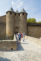 Touristes &agrave; l'entr&eacute;e de la vieille cit&eacute; de Carcassonne
