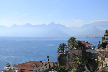 Blick von der Altstadt in Antalya auf das Meer und das Taurusgebirge
