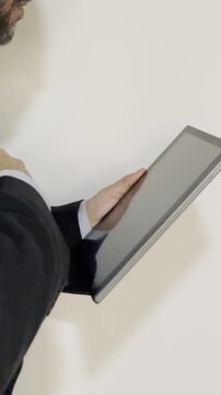 hombre de negocios usando tablet digital notebook