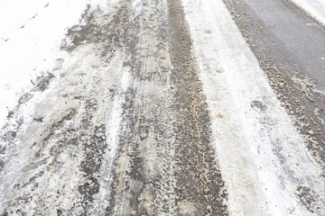 błoto pośniegowe na drodze osiedlowej