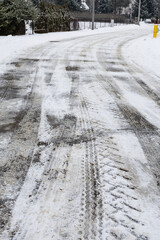 zaśnieżona droga na osiedlu