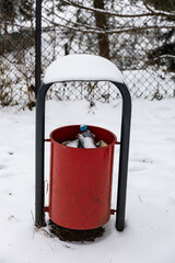 parkowy kosz na śmieci pokryty śniegiem
