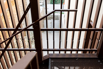 Grillage marron en métal ou en fil tressé, utilisé comme clôture ou barrière, illustrant une structure extérieure fonctionnelle et discrète pour la délimitation d’un espace. © Thomas