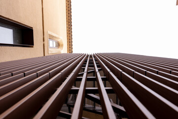 Grillage marron en métal ou en fil tressé, utilisé comme clôture ou barrière, illustrant une structure extérieure fonctionnelle et discrète pour la délimitation d’un espace. © Thomas