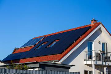 Einfamilienhaus mit Photovoltaikanlage und Kollektoren f&uuml;r Solarthermie