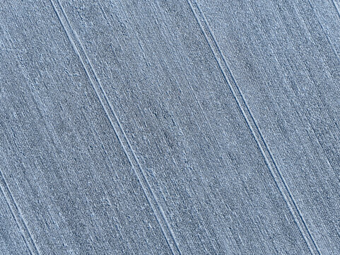 vue a&eacute;rienne prise avec un drone d'un champ recouvert de neige. Pouvant servir d'arri&egrave;re plan ou de fond de page textur&eacute;