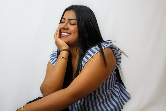 Retrato profesional de mujer joven con gafas, sonriente, vestida con blusa blanca de encaje, estilo corporativo femenino, fondo claro, concepto de confianza, atenci&oacute;n al cliente y &eacute;xito profesional