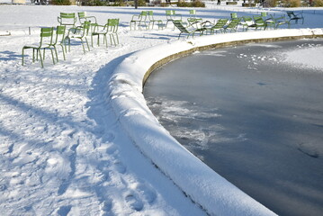 Bassin&nbsp;gel&eacute; au Jardin des Tuileries en hiver &agrave; Paris