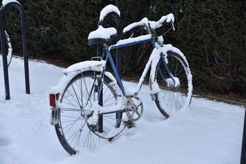 Bicyclette sous la neige en hiver