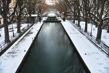 Canal&nbsp;Saint-Martin&nbsp;sous&nbsp;la&nbsp;neige&nbsp;en&nbsp;hiver&nbsp;&agrave;&nbsp;Paris