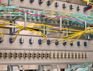 LWL OM4 Lichtwellen Netzwerkkabel und RJ45 Kupferkabel an einem Server angebunden