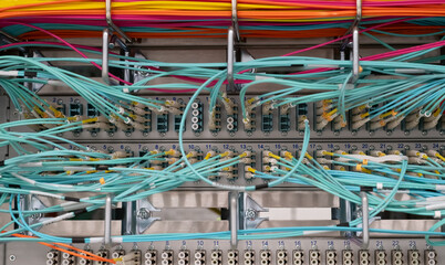 LWL OM4 Lichtwellen Netzwerkkabel an einem Switch angebunden