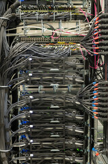 R&uuml;ckansicht von diversen Servern im Serverrack