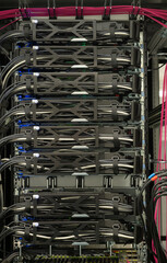 R&uuml;ckansicht von diversen Servern im Serverrack