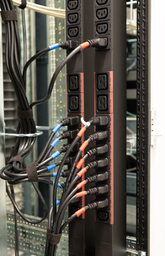 Steckdosenleisten PDU f&uuml;r Server Stromanschluss im Serverrack