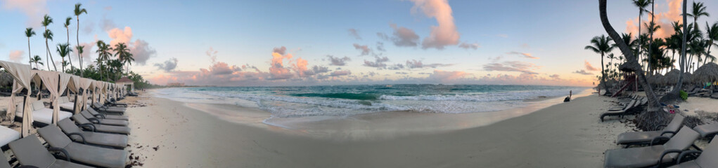 Chaises de plage et parasols sur une plage tropicale au coucher du soleil. Punta Cana, R&eacute;publique Dominicaine	