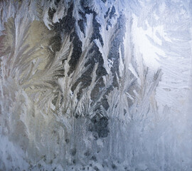 Wzory malowane szronem na zamarzniętej szybie