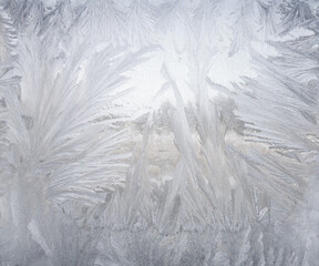 Wzory malowane szronem na zamarzniętej szybie