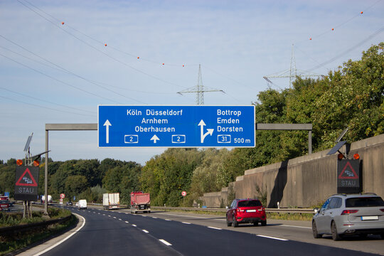 Autobahntafel auf BAB 2, Autobahndreieck Bottrop, Emden, Dorsten in Richtung Oberhausen