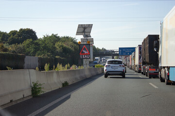 Stau auf der Autobahn 3 vor dem Kreuz Oberhausen-West in Richtung K&ouml;ln