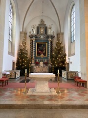 Weihnachtsb&auml;ume in der Katholischen Kirchen St. Lambertus im Zentrum der Gemeinde Aschebrg im M&uuml;nsterland
