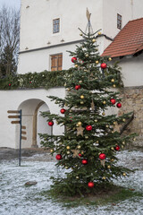 A large Christmas tree in the courtyard by the chateau.
