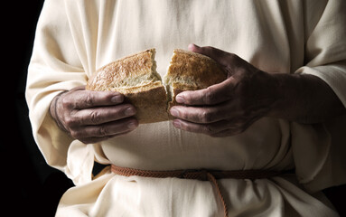Man's hans holding fresh bread