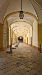 Obraz premium Belle perspective architecturale à l'intérieur d'une abbaye bourguignonne