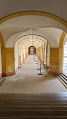 Belle perspective architecturale à l'intérieur d'une abbaye bourguignonne