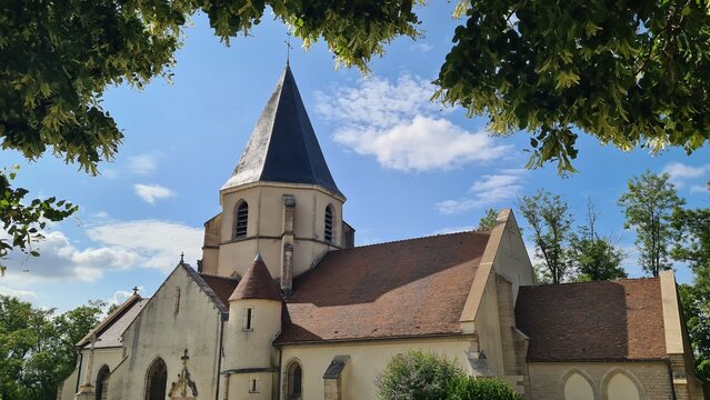 L'&eacute;glise Saint-Bernard de Fontaine-l&egrave;s-Dijon vue depuis le parc