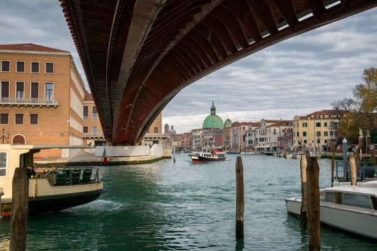 Constitution Bridge arches over Grand Canal with historic Veneti