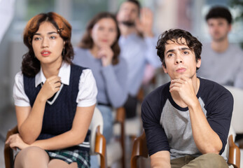 Obraz premium Young people look with interest at the presentation of a lecture on history and foreign languages, they are preparing for exams. Students listening to teacher in classroom