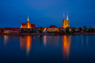 Obraz premium Panoramic view of Wrocław Cathedral Island at night, Poland.