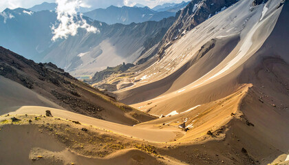 paysage de hautes montagnes arides et dunes de sable sous le soleil