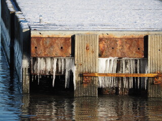 Sople lodu zamarzniętej wody morskiej. © EwaAF