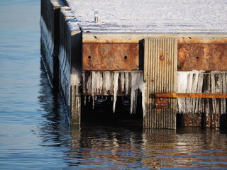Sople lodu zamarzniętej wody morskiej. © EwaAF