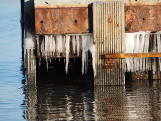 Sople lodu zamarzniętej wody morskiej. © EwaAF