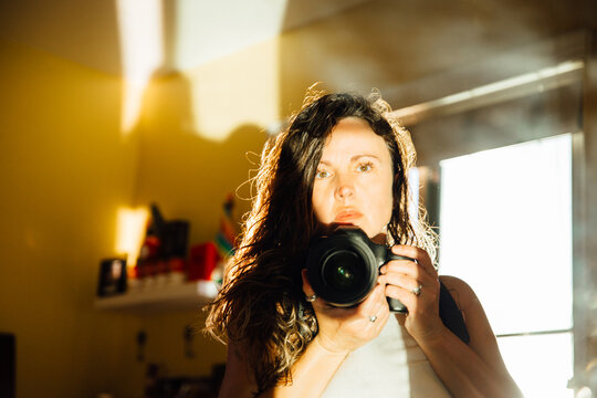 (Self) Portrait of woman reflected in mirror