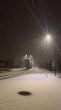 Chutes de neige de nuit et paysages blancs