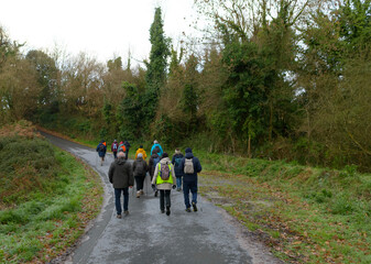 Groupe de randonneurs seniors en Bretagne