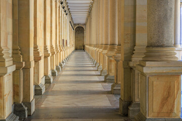 Obraz premium Majestic stone colonnade with symmetrical architecture and sunlit details