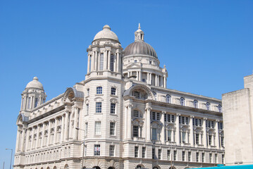 Obraz premium Historic stone building in Liverpool illuminated by warm sunlight
