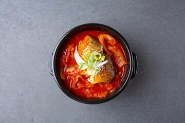 Korean Spicy Fish Stew with Kimchi in Black Pot 검은 뚝배기에 담긴 김치 고등어조림